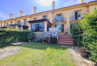 Exclusive Semi-Detached House with 4 bedrooms on the Frontline of Golf in Sotogrande – with Private Garden
