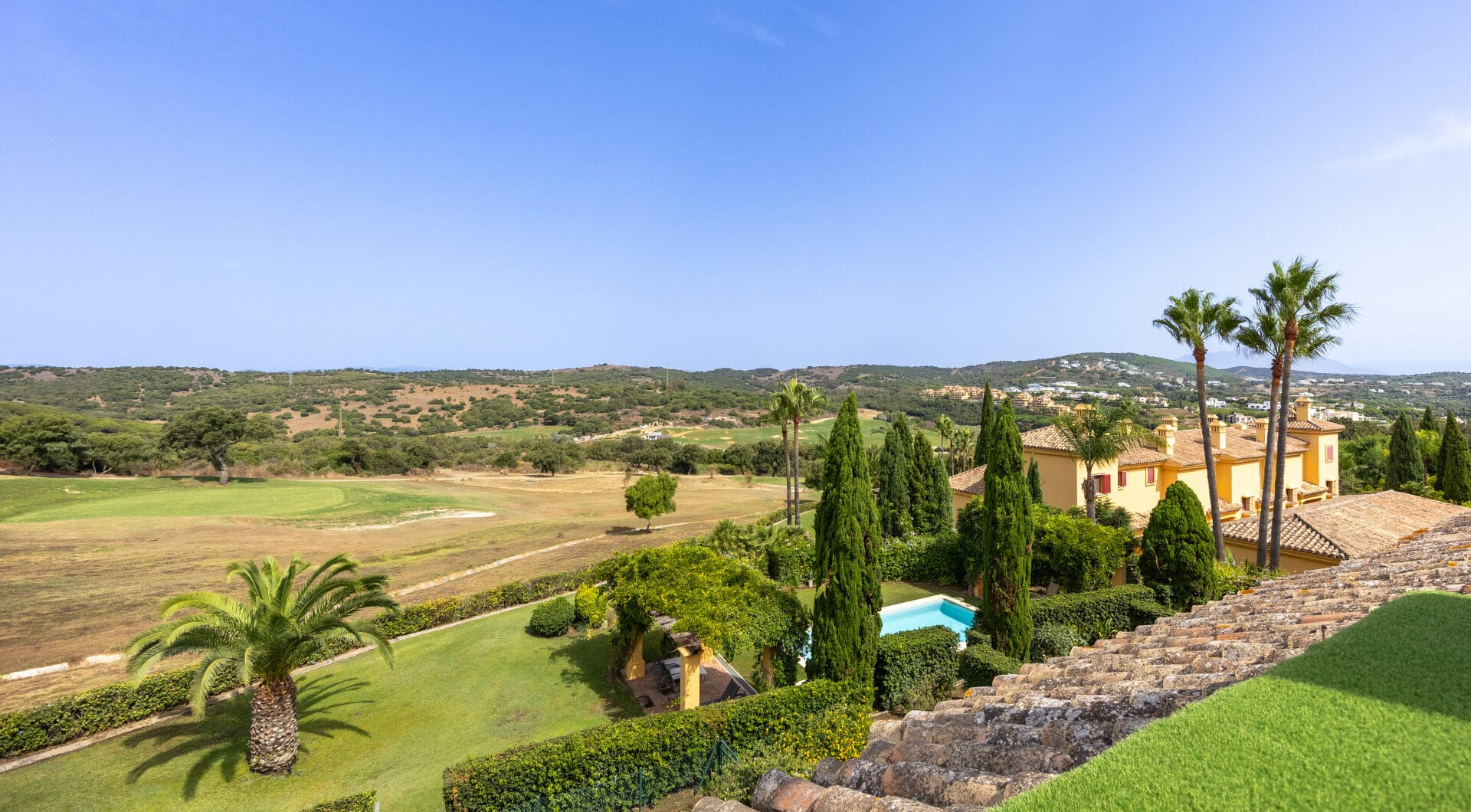 Exclusive Semi-Detached House with 4 bedrooms on the Frontline of Golf in Sotogrande – with Private Garden