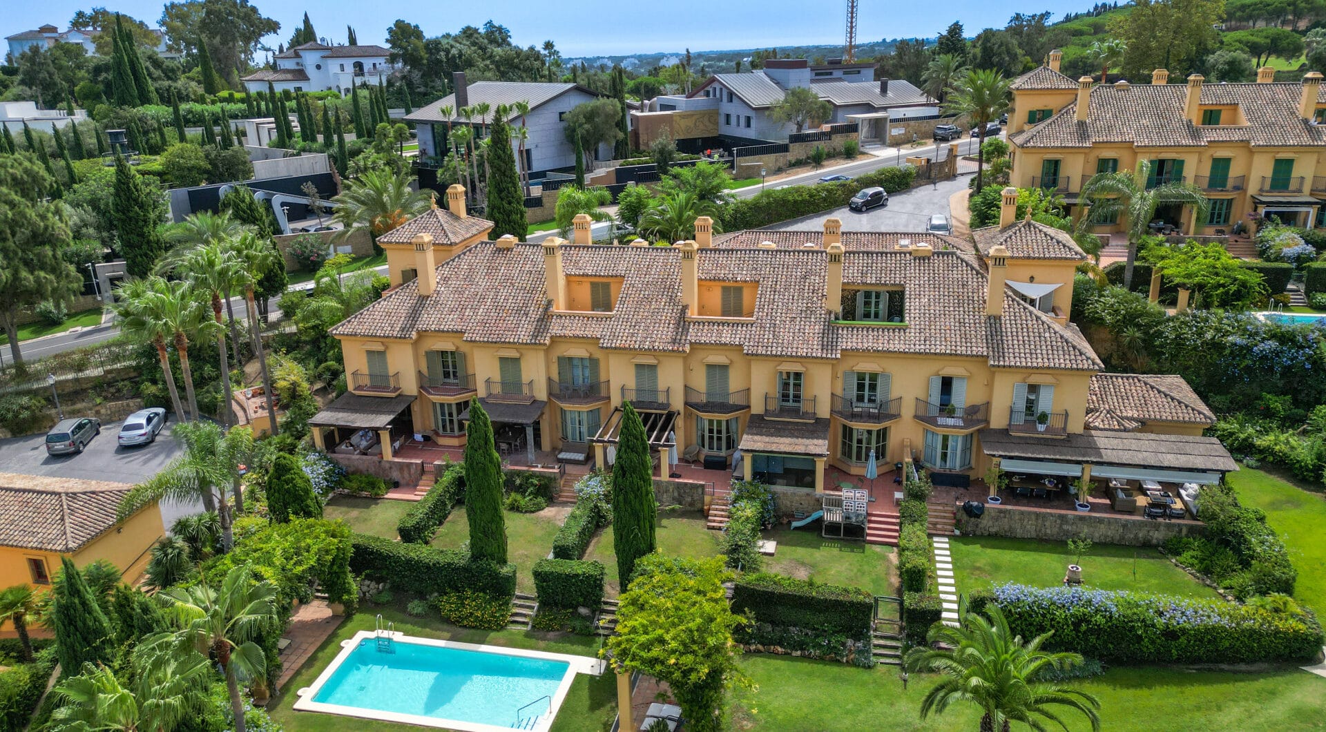 Exclusive Semi-Detached House with 4 bedrooms on the Frontline of Golf in Sotogrande – with Private Garden