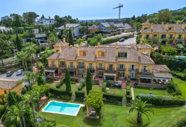Exclusive Semi-Detached House with 4 bedrooms on the Frontline of Golf in Sotogrande – with Private Garden