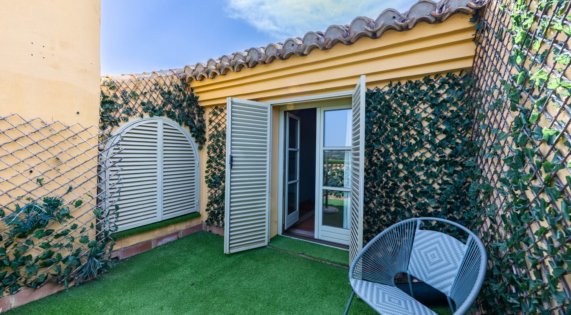 Exclusive Semi-Detached House with 4 bedrooms on the Frontline of Golf in Sotogrande – with Private Garden