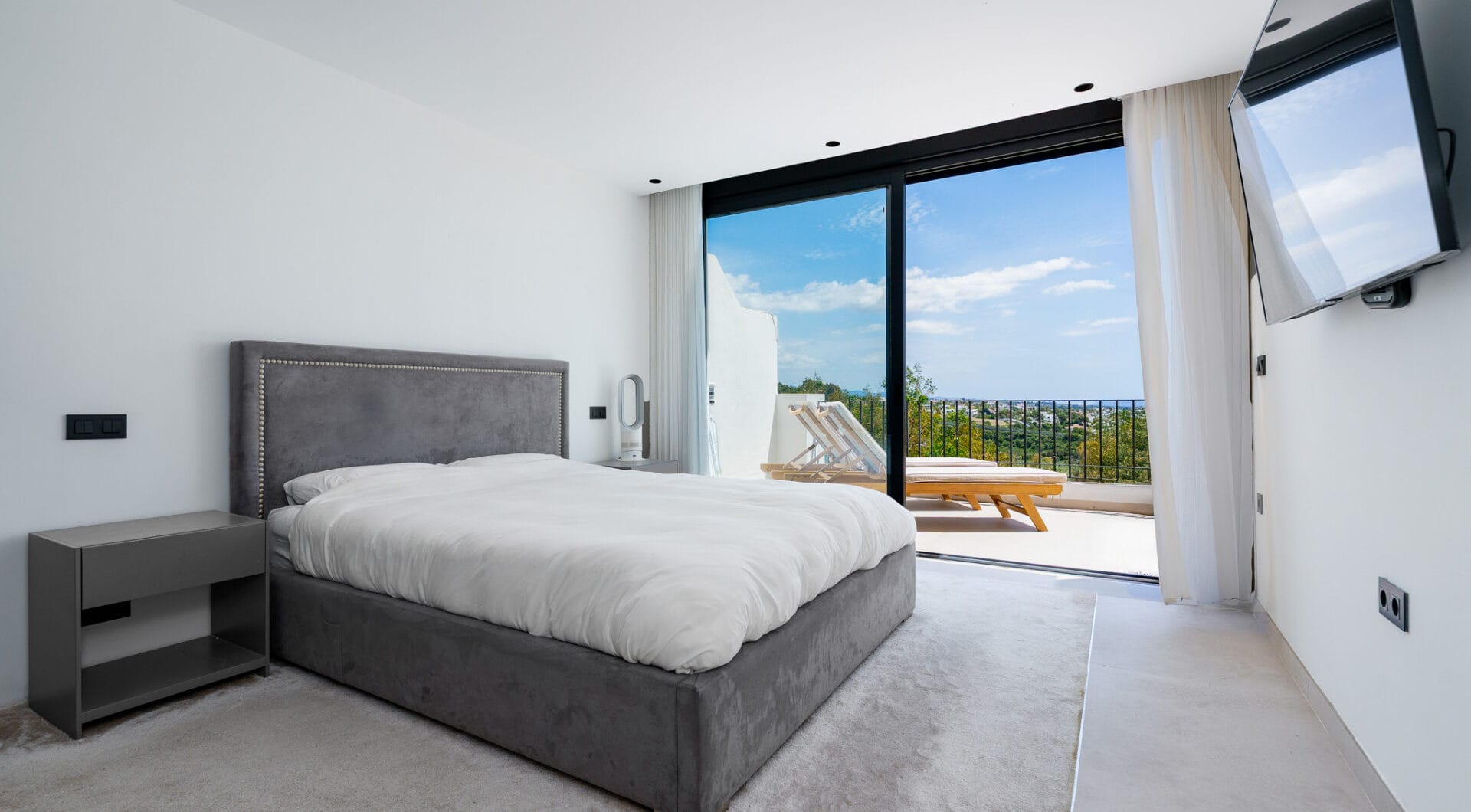 Elegant Renovated Townhouse on Frontline La Quinta Golf with Spectacular Views