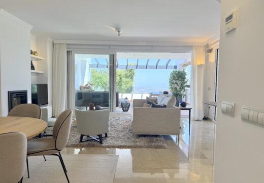 Elegant Three-Bedroom Apartment with Panoramic Views in La Mairena, Marbella East