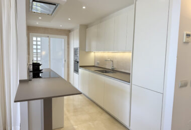 Elegant Three-Bedroom Apartment with Panoramic Views in La Mairena, Marbella East