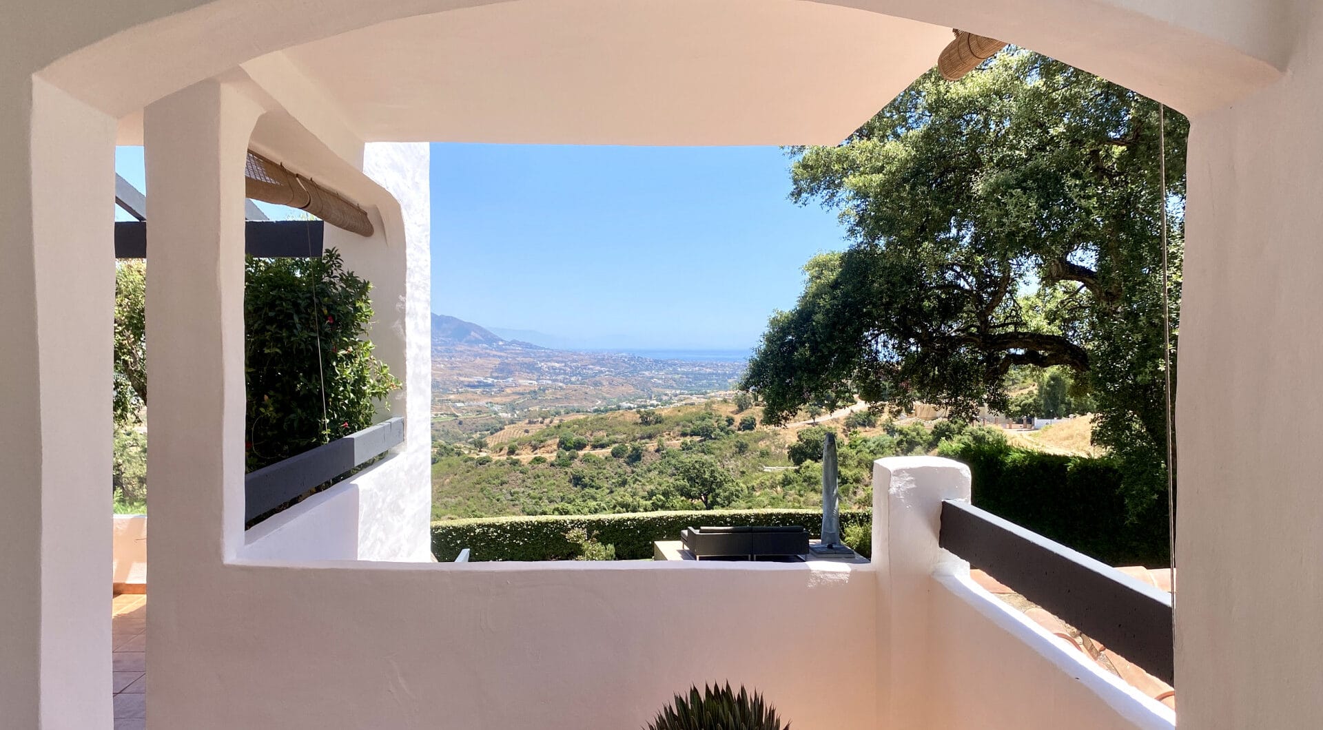 Elegant Three-Bedroom Apartment with Panoramic Views in La Mairena, Marbella East