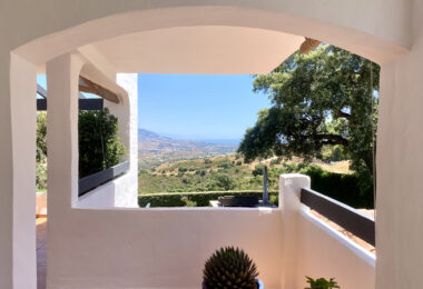 Elegant Three-Bedroom Apartment with Panoramic Views in La Mairena, Marbella East
