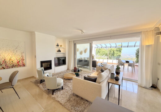 Elegant Three-Bedroom Apartment with Panoramic Views in La Mairena, Marbella East