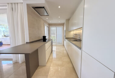 Elegant Three-Bedroom Apartment with Panoramic Views in La Mairena, Marbella East