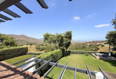 Elegant Three-Bedroom Apartment with Panoramic Views in La Mairena, Marbella East