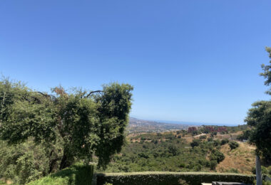 Elegant Three-Bedroom Apartment with Panoramic Views in La Mairena, Marbella East