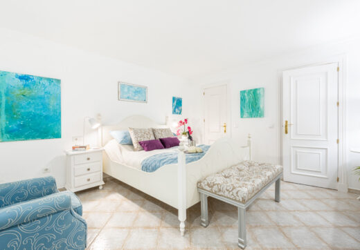 A cozy 2 bedroom townhouse located in a famous Aloha Pueblo, Nueva Andalucia.