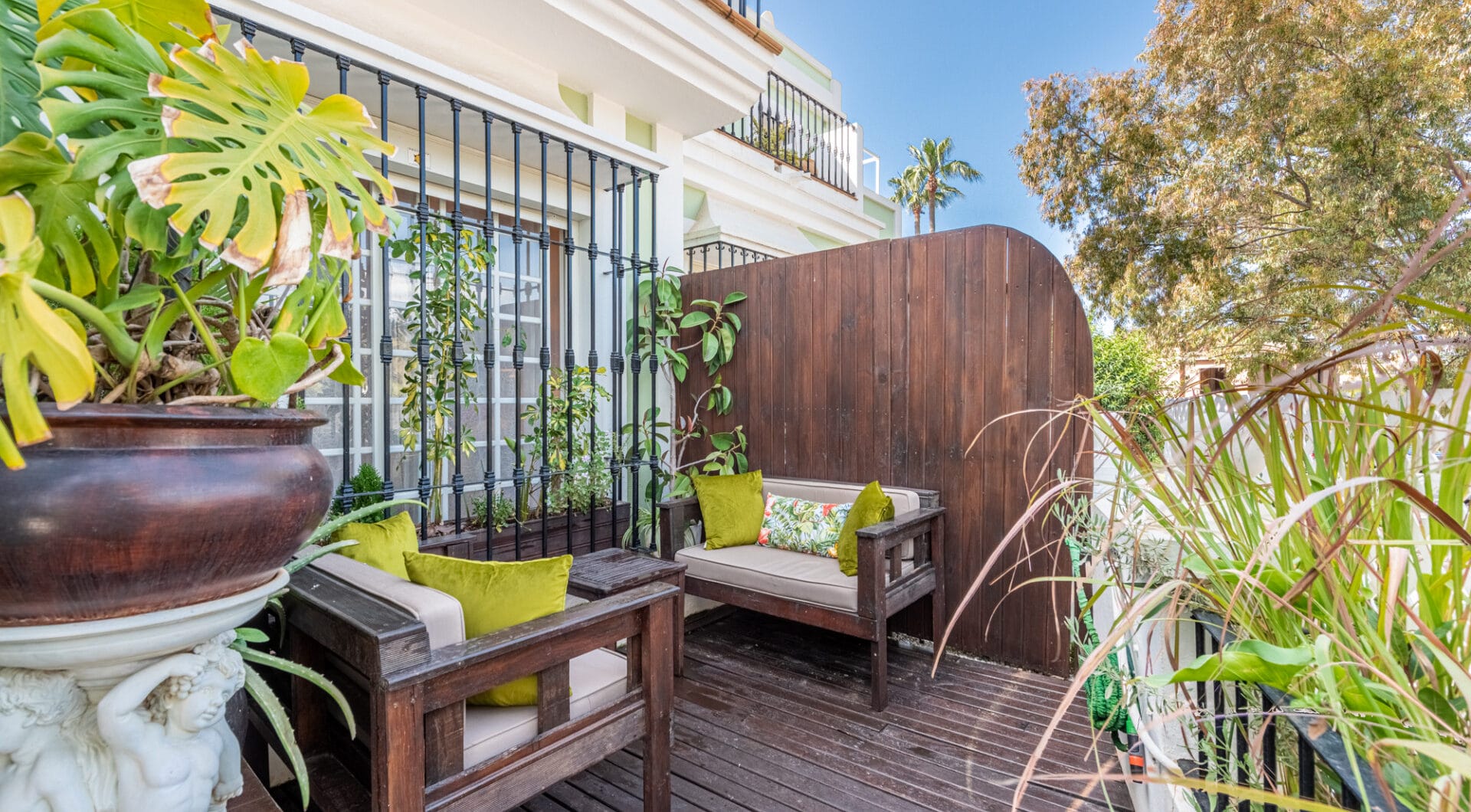 A cozy 2 bedroom townhouse located in a famous Aloha Pueblo, Nueva Andalucia.
