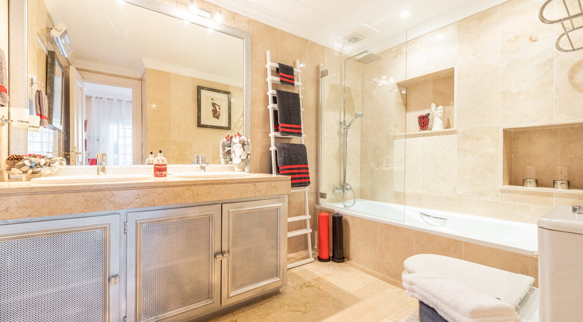 A cozy 2 bedroom townhouse located in a famous Aloha Pueblo, Nueva Andalucia.