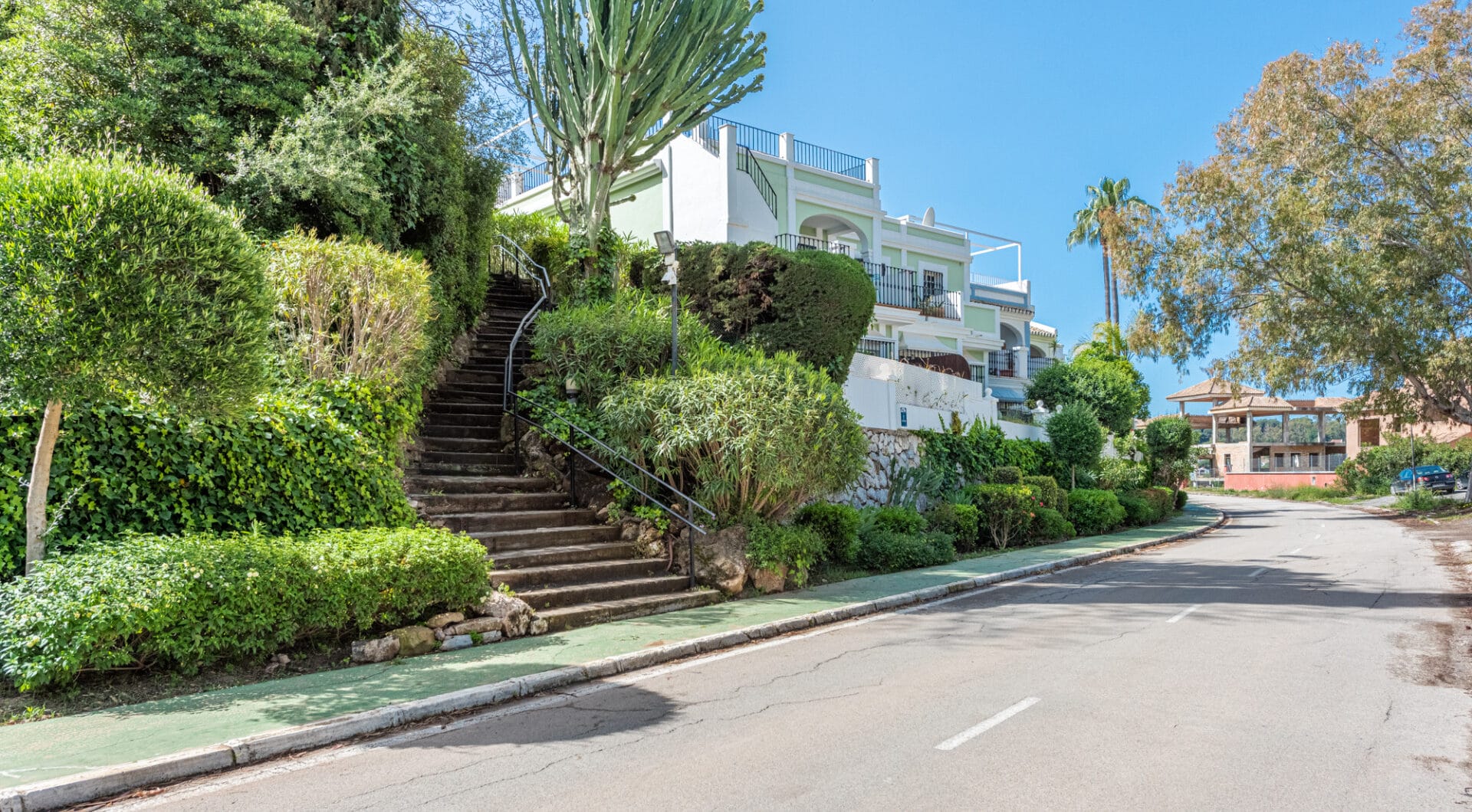 A cozy 2 bedroom townhouse located in a famous Aloha Pueblo, Nueva Andalucia.