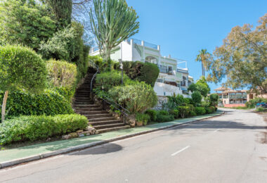 A cozy 2 bedroom townhouse located in a famous Aloha Pueblo, Nueva Andalucia.