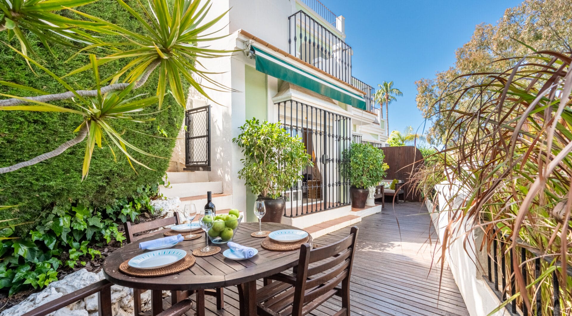 A cozy 2 bedroom townhouse located in a famous Aloha Pueblo, Nueva Andalucia.