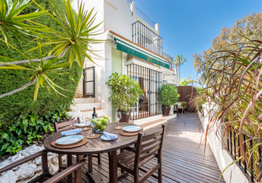 A cozy 2 bedroom townhouse located in a famous Aloha Pueblo, Nueva Andalucia.