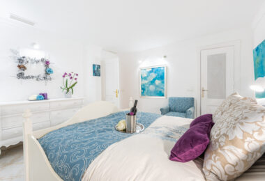 A cozy 2 bedroom townhouse located in a famous Aloha Pueblo, Nueva Andalucia.