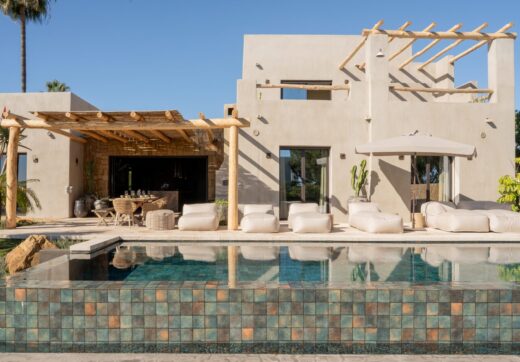 Single Luxury Villa in Selwo: Fusion of Exotic Styles with Sea Views