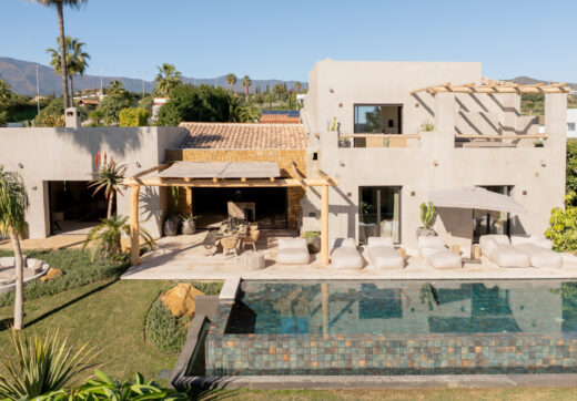 Single Luxury Villa in Selwo: Fusion of Exotic Styles with Sea Views