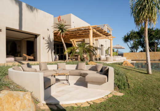 Single Luxury Villa in Selwo: Fusion of Exotic Styles with Sea Views