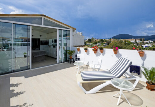 Light and exclusivity in this 3 bedroom penthouse in the heart of Puerto Banus
