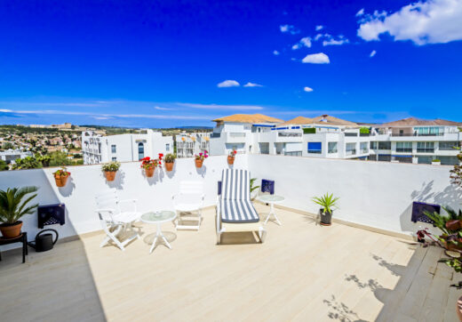 Light and exclusivity in this 3 bedroom penthouse in the heart of Puerto Banus
