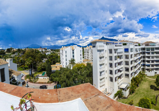 Light and exclusivity in this 3 bedroom penthouse in the heart of Puerto Banus