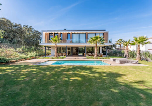 Villa KOA de Lago Architects: New build villa for sale in Sotogrande Costa