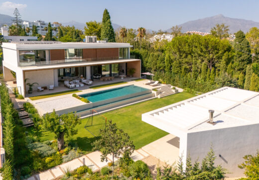 Exceptional 6-Bedroom Contemporary Villa