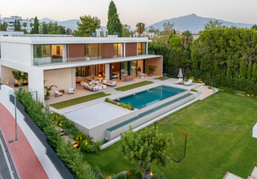 Exceptional 6-Bedroom Contemporary Villa