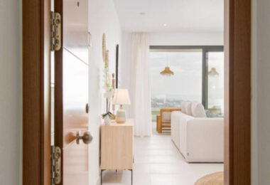 Long Term Rental: Ample ground floor apartment with panoramic sea views