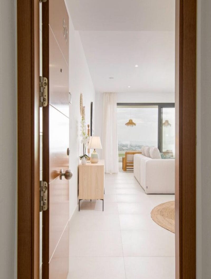 Long Term Rental: Ample ground floor apartment with panoramic sea views
