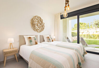 Long Term Rental: Ample ground floor apartment with panoramic sea views