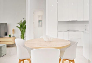 Long Term Rental: Ample ground floor apartment with panoramic sea views