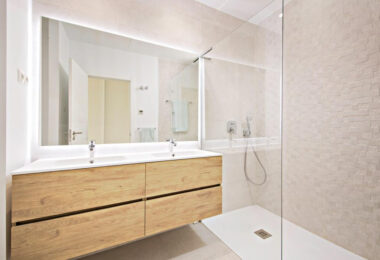 Long Term Rental: Ample ground floor apartment with panoramic sea views