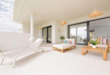 Long Term Rental: Ample ground floor apartment with panoramic sea views