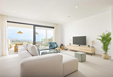 Long Term Rental: Ample ground floor apartment with panoramic sea views