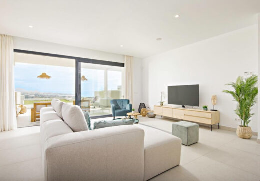 Long Term Rental: Ample ground floor apartment with panoramic sea views