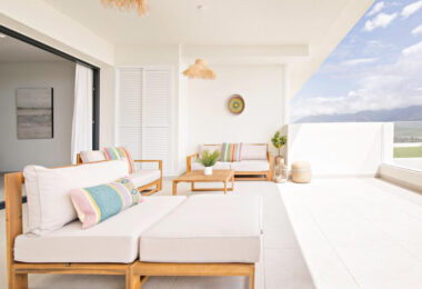 Long Term Rental: Ample ground floor apartment with panoramic sea views