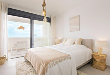 Long Term Rental: Ample ground floor apartment with panoramic sea views