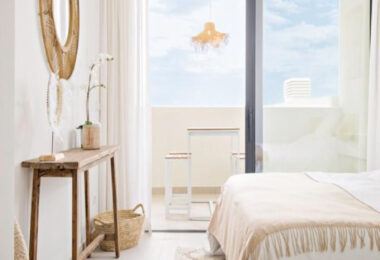 Long Term Rental: Ample ground floor apartment with panoramic sea views