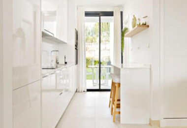 Long Term Rental: Ample ground floor apartment with panoramic sea views
