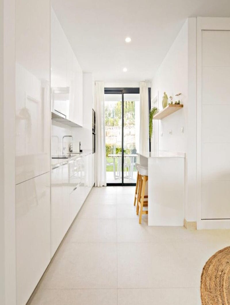 Long Term Rental: Ample ground floor apartment with panoramic sea views