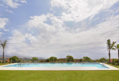 Long Term Rental: Ample ground floor apartment with panoramic sea views