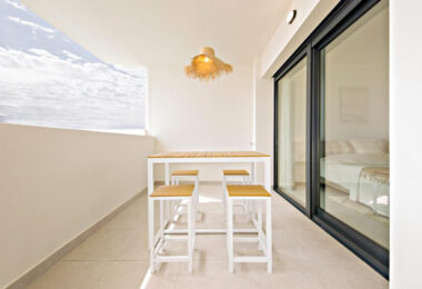 Long Term Rental: Ample ground floor apartment with panoramic sea views