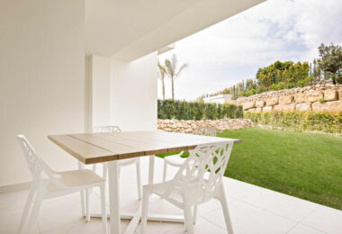 Long Term Rental: Ample ground floor apartment with panoramic sea views