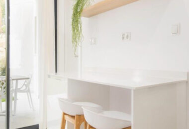 Long Term Rental: Ample ground floor apartment with panoramic sea views