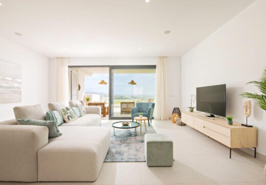 Long Term Rental: Ample ground floor apartment with panoramic sea views