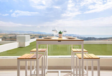 Long Term Rental: Ample ground floor apartment with panoramic sea views